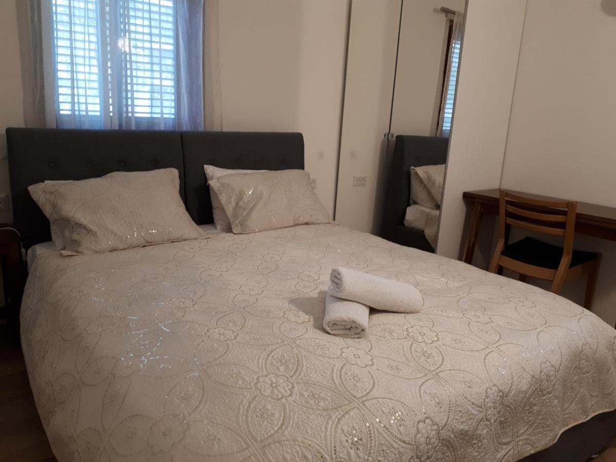 Hotel Etty'S House Petach Tikva Esterno foto